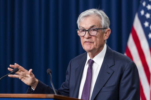 Powell abandonó este viernes la presidencia de la Reseva Federal de Estados Unidos (Fed) tras ocho años marcados por los estragos de la covid, la alta inflación posterior y la presión para influir en la política monetaria ejercida por Donald Trump. (EFE/EPA/JIM LO SCALZO/ ARCHIVO)