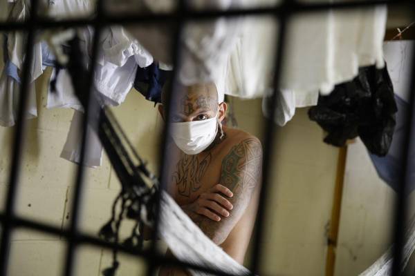 <i>Fotografía de archivo de un pandillero del Barrio 18, en el El Salvador. EFE/ Rodrigo Sura</i>