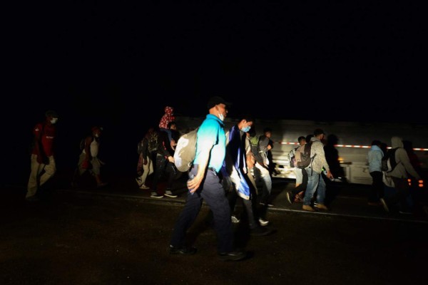 Sale de Honduras primera caravana migrante de 2021, Guatemala en estado de prevención
