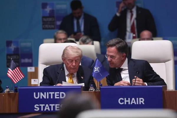El presidente Trump hizo fuertes declaraciones en el marco de reuniones clave con la OTAN. En la foto, Trump junto al el secretario general de la OTAN, Mark Rutte. (Foto: EFE)