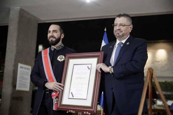 <i>El presidente de Costa Rica, Rodrigo Chaves (d), condecora a su homólogo de El Salvador, Nayib Bukele, este lunes en San José (Costa Rica). El presidente Chaves condecoró a Bukele por los avances de ese país en seguridad, con la Orden Nacional Juan Mora Fernández en el grado Gran Cruz Placa de Oro, la máxima distinción que Costa Rica otorga a jefes de Estado o de Gobierno distinguidos. EFE/ Jeffrey Arguedas</i>