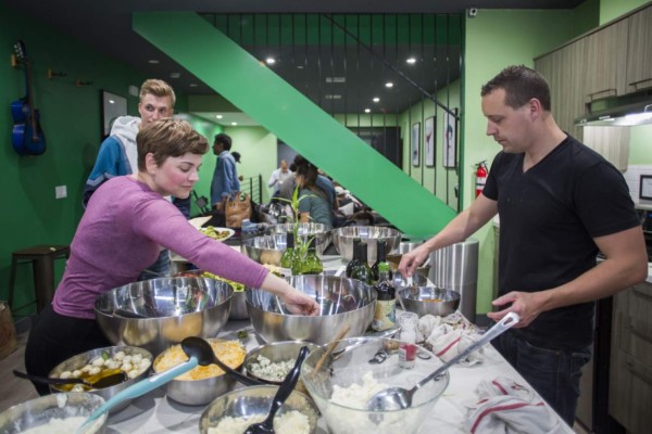 Vivir en una cápsula: una opción 'barata' para jóvenes que llegan a Los Ángeles