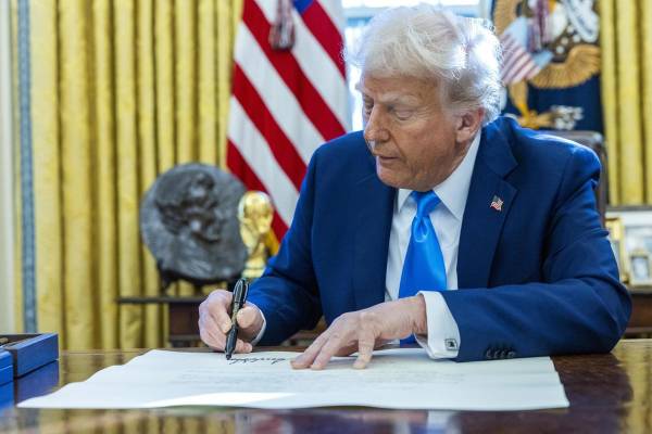 <i>El déficit comercial de Estados Unidos en bienes y servicios aumentó en 2024 un 17 % hasta los 918.400 millones de dólares. EFE/EPA/SHAWN THEW / POOL</i>