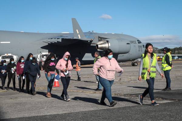 <i>Fotografía de archivo de migrantes guatemaltecos deportados caminan por la pista de la Base Aérea de Guatemala en Ciudad de Guatemala (Guatemala). EFE/ STR</i>