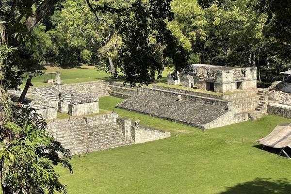 <i> Fotografía del 2 de mayo 2025 que muestra las ruinas del parque arqueológico Copán Ruinas, en Copán (Honduras). El parque arqueológico maya enfrenta riesgos de conservación por el deterioro de los túneles que cruzan su centro principal, según Rolando Canizales, gerente del Instituto Hondureño de Antropología e Historia (IHAH). EFE/Germán Reyes</i>