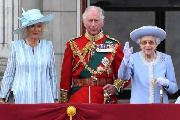 (ARCHIVOS) En esta foto de archivo tomada el 2 de junio de 2022, la reina Isabel II (derecha) de Gran Bretaña se encuentra con Camilla, duquesa de Cornualles (izquierda) de Gran Bretaña y el príncipe Carlos, príncipe de Gales de Gran Bretaña para ver un vuelo especial desde el balcón del Palacio de Buckingham después de la Desfile del cumpleaños de la reina, el Trooping the Colour, como parte de las celebraciones del jubileo de platino de la reina Isabel II, en Londres. . (Foto de Daniel LEAL / AFP)