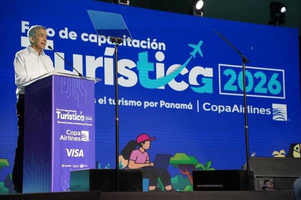 <i>El director ejecutivo de Copa Airlines, Pedro Heilbron, habla en el Foro de Capacitación Turística 2026 organizado por Copa Airlines, en Ciudad de Panamá (Panamá). EFE/ Aris Mariota</i>