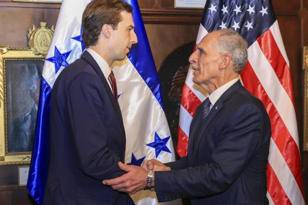 <i>Fotografía cedida por Casa Presidencial de Honduras que muestra al presidente hondureño, Nasry 'Tito' Asfura (d), saludando al subsecretario de Estado para Asuntos Económicos, Energéticos y Empresariales de Estados Unidos, Caleb Orr, durante una reunión para estrechar lazos bilaterales y explorar nuevas oportunidades de inversión en sectores estratégicos para el país centroamericano este jueves, en Tegucigalpa (Honduras). EFE/ Casa Presidencial de Honduras </i>