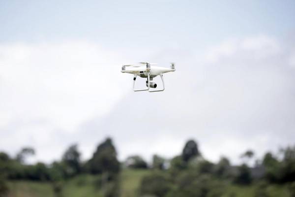 Los drones brindan numerosas posibilidades para los productores que van desde la aplicación inteligente de productos en las plantaciones y fincas, hasta realizar tareas para el ordenamiento territorial y de prácticas productivas. EFE/Jeffrey Arguedas