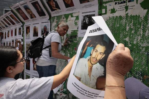 <i>Una persona sostiene una fotografía en el Día Internacional de las Desapariciones Forzadas en Ciudad de México (México). Imagen de archivo. EFE/José Méndez</i>