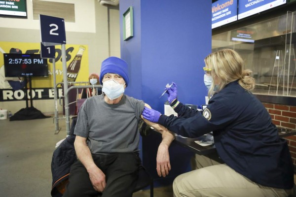 EEUU: Ya hay más personas vacunadas que casos confirmados de COVID