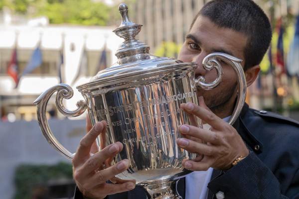 <i>El tenista español Carlos Alcaraz, besa el trofeo que lo acredita como campeón del Abierto de Estados Unidos 2025 este lunes, en el Rockefeller Center de Nueva York (EE.UU.). Alcaraz ha superado los 53 millones de dólares (45 millones de euros, aproximadamente) en premios una vez sumados los cinco que se embolsó por su triunfo el domingo en el Abierto de los Estados Unidos. EFE/Ángel Colmenares</i>