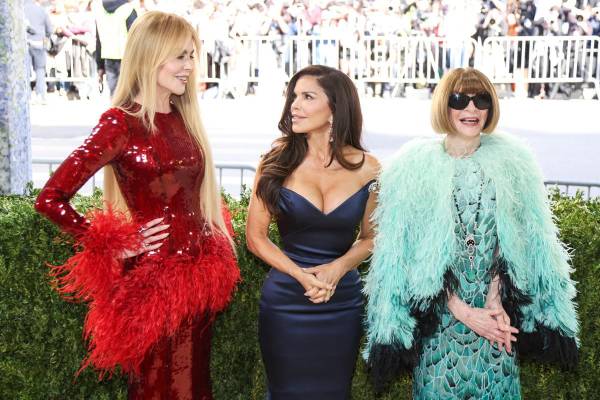 <i>NUEVA YORK (Estados Unidos), 05/05/2026.- Nicole Kidman (izq.), Lauren Anthony-Bezos (centro) y Anna Wintour (der.) posan en la alfombra roja de la Gala Met 2026, la gala benéfica anual del Instituto del Traje del Museo Metropolitano de Arte, en Nueva York, Estados Unidos, el 4 de mayo de 2026. La gala empezó de nuevo con un espectáculo, protagonizado por el actor de Broadway Joshua Henry, que entonó 'Somebody to love', de Whitney Houston, bajo la atenta mirada de la editora de moda y cerebro del evento, y Lauren Sánchez, esposa de Jeff Bezos y también patrocinadora de la tradicional gala. EFE/EPA/SARAH YENESEL</i>
