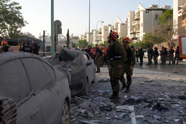 <i>Al menos cuatro personas murieron este martes tras el impacto de un misil iraní contra un edificio residencial en la ciudad de Beersheva, en el sur de Israel, mientras que otra veintena resultaron heridas, dos de ellas en estado moderado, confirmó el servicio de emergencias israelí Magen David Adom. EFE/ Ejército De Israel </i>