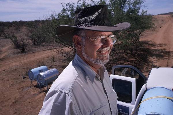 Fotografía personal cedida donde aparece el fundador del Fronteras Compasivas el pastor cristiano retirado Robin Hoover quien lanza este viernes el libro 'Los migrantes importan: Hacia una ley y un orden diferentes. EFE/Álbum Robin Hoover /SOLO USO EDITORIAL /NO VENTAS /SOLO DISPONIBLE PARA ILUSTRAR LA NOTICIA QUE ACOMPAÑA /CRÉDITO OBLIGATORIO