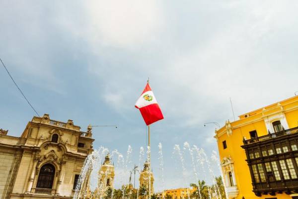 Moody’s baja la perspectiva de Perú a negativa por crisis política