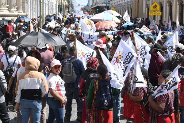 Personas participan durante una protesta para exigir al presidente de Guatemala, Bernardo Arévalo, la designación de un fiscal general independiente y el fin de la impunidad en el país, este miércoles, en Ciudad de Guatemala (Guatemala). EFE/ Alex Cruz