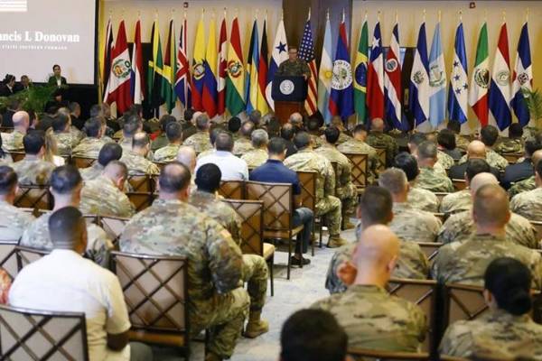 <i>El Comandante del Comando Sur de Estados Unidos, general Francis Donovan, habla durante la clausura de los ejercicios multinacionales Panamax 2026 este jueves, en Veracruz (Panamá). EFE/ Bienvenido Velasco</i>