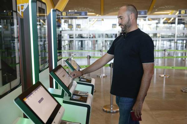 Vista del nuevo sistema de control de fronteras para ciudadanos de países que no pertenecen al Espacio Schengen, que incluye la captación de datos biométricos (imagen facial y huellas dactilares) y que sustituirá al sellado manual de pasaportes, que la Policía Nacional iniciará en el aeropuerto de Madrid-Barajas. EFE/ Chema Moya