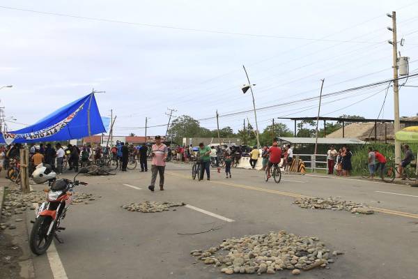 <i>Fotografía del 24 de mayo de 2025 de trabajadores bananeros bloqueando una carretera en Changuinola, provincia caribeña de Bocas del Toro (Panamá). El Gobierno de Panamá declaró el estado de emergencia en Bocas del Toro (Caribe), que desde hace semanas registra fuertes protestas con bloqueos viales y donde la principal bananera del país anunció despidos masivos a sus trabajadores en huelga tras pérdidas millonarias. EFE/ Diubanes Robles</i>