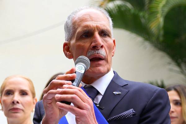 <i>El presidente de Honduras, Nasry 'Tito' Asfura, habla luego de su investidura este martes, en Tegucigalpa (Honduras). Asfura asumió como nuevo presidente de Honduras para el período 2026-2030, en sustitución de la izquierdista Xiomara Castro. EFE/ Gustavo Amador</i>