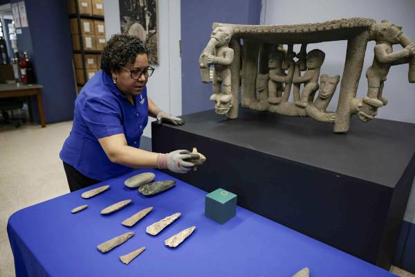 Fotografía que muestra diferentes hachas precolombinas, en el Museo Nacional, en San José (Costa Rica). EFE/Jeffrey Arguedas