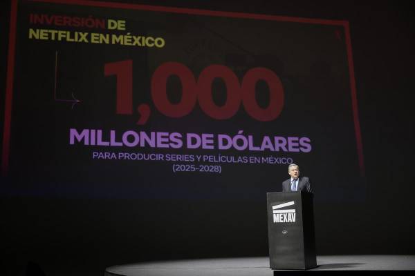 <i>El director general de Netflix, Ted Sarandos participa durante la inauguración del foro 'México Audiovisual 2025' este martes en los Estudios Churubusco de la Ciudad de México. EFE/José Méndez</i>