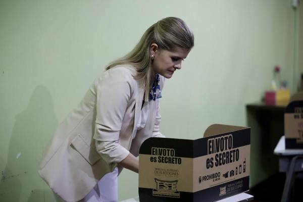 La candidata a la Presidencia de Costa Rica por el partido Pueblo Soberano, Laura Fernández, vota durante las elecciones este domingo, en Cartago (Costa Rica). EFE/ Jeffrey Arguedas