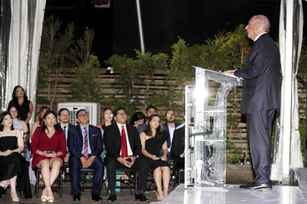 El presidente de la junta directiva de HonduFuturo Camilo Atala, habla durante un acto en Tegucigalpa (Honduras). Foto de EFE/ Gustavo Amador