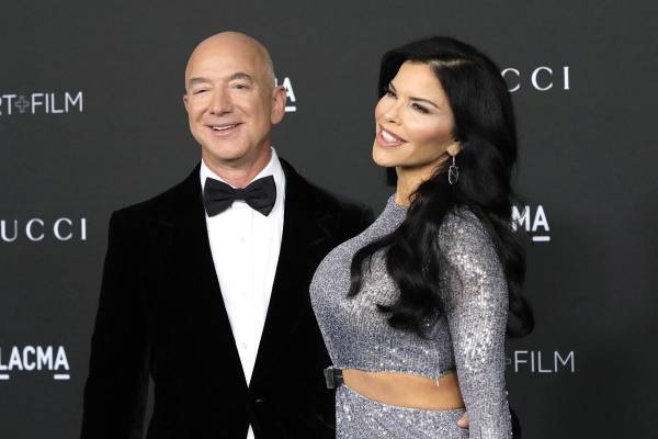 <i>Fotografía de archivo del magnate estadounidense Jeff Bezos (i) y su prometida, la expresentadora de televisión Lauren Sánchez, en Los Ángeles (CA, EE.UU.). EFE/Nina Prommer</i>