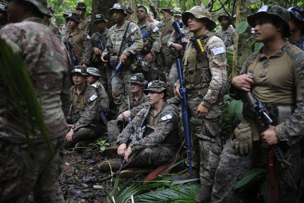<i> Integrantes de las tropas de Estados Unidos y Panamá participan en un entrenamiento este viernes, en inmediaciones a la Base Aeronaval Almirante Cristóbal Colón, en Sherman (Panamá). EFE/ Bienvenido Velasco</i>