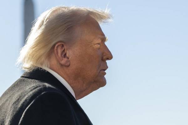 <i>El presidente estadounidense Donald Trump ofrece un discurso a los medios de comunicación mientras se dirige a bordo del Marine One en el Jardín Sur de la Casa Blanca en Washington, D.C., EE. UU., este 13 de enero de 2026. EFE/SHAWN THEW / POOL</i>