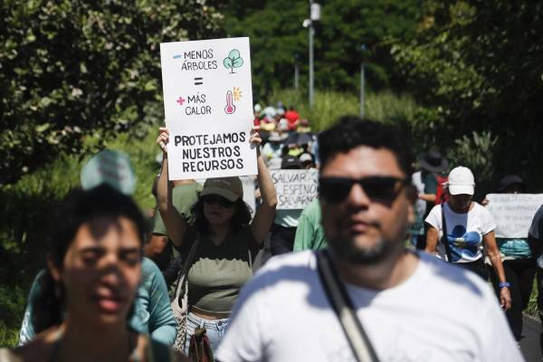 <i>Personas participan en una manifestación contra la construcción de un centro de convenciones este domingo, en San Salvador (El Salvador). EFE/ Rodrigo Sura</i>