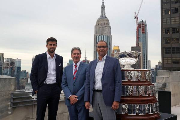 <i>Kosmoa Founder and President Gerard Pique (L), Spain Consul for Tourism Affairs Jose Manuel de Juan (C) and ITF President David Haggerty pose with the Davis Cup Trophy on September 5, 2019 in New York. (Photo by Bryan R. Smith / AFP)</i>