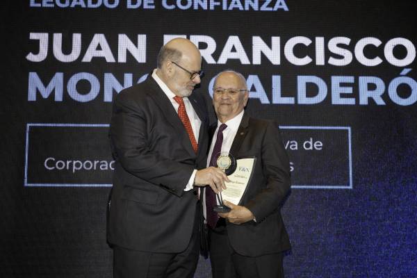 <i>El presidente de Grupo OPSA y Estrategia&amp;Negocios, Jorge Canahuati Larach, entrega el reconocimiento Legado Confianza 2026, al empresario guatemalteco Juan Francisco Monge Calderón. (Foto: José Carlos Flores-E&amp;N)</i>