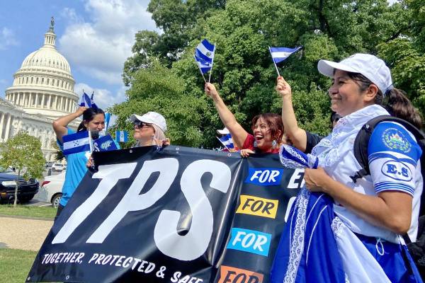 <i>Fotografía de archivo del 15 de septiembre de 2022 de inmigrantes centroamericanos en una manifestación a favor del Estatus de Protección Temporal (TPS), en Washington (EE.UU.). EFE/Alejandra Arredondo</i>
