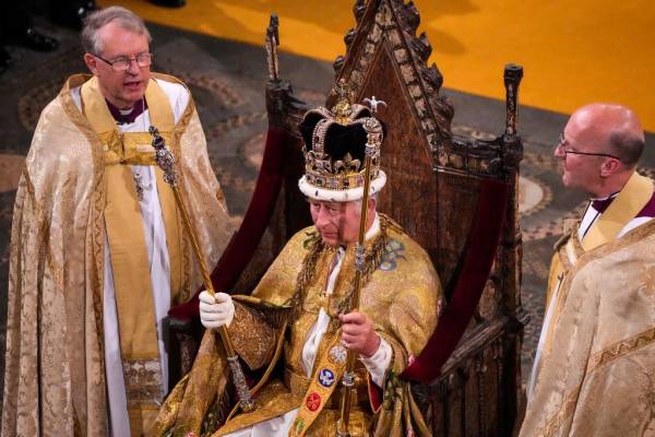 <i>El rey Carlos III de Gran Bretaña con la corona de San Eduardo en la cabeza asiste a la ceremonia de coronación dentro de la Abadía de Westminster en el centro de Londres el 6 de mayo de 2023. - La coronación es la primera en Gran Bretaña en 70 años, y solo la segunda en la historia en ser televisado. (Foto de Aaron Chown / PISCINA / AFP)</i>