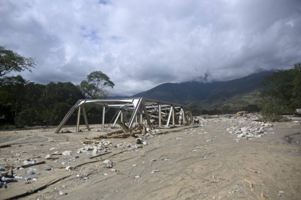 View of the destroyed Santiago bridge due to the heavy rains caused by Hurricane Eta, now degraded to a tropical storm, in Gualan, Zacapa department, 154 km north Guatemala City on November 7, 2020. - Scores of people have died or remain unaccounted for as the remnants of Hurricane Eta unleashed floods and triggered landslides on its deadly march across Central America. (Photo by Johan ORDONEZ / AFP)