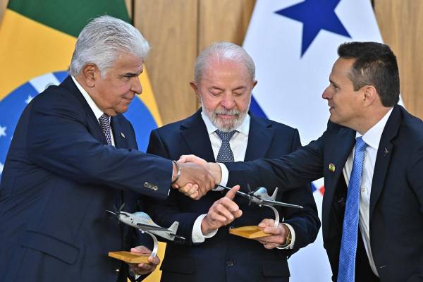El presidente de Brasil, Luiz Inácio Lula da Silva (c) y su homólogo de Panamá, José Raúl Mulino (i), acompañados por el presidente de la compañía Embraer - Defence &amp; Security, João Bosco Costa (d), sostienen miniaturas de aeronaves durante una rueda de prensa este jueves, en el Palacio del Planalto en Brasilia (Brasil). Foto de EFE/Andre Borges