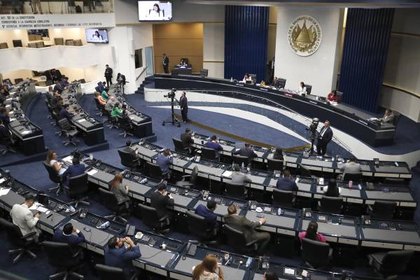<i>Diputados participan en una sesión plenaria este jueves en San Salvador (El Salvador). La Asamblea Legislativa de El Salvador, dominada por el partido gobernante Nuevas Ideas (NI), ratificó una reforma constitucional para que los salvadoreños que viven en el extranjero tengan una representación directa en el Órgano Legislativo, como solicitó el presidente Nayib Bukele. EFE/Rodrigo Sura</i>