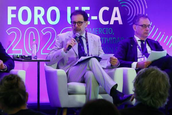 <i>El jefe de la Unidad para América Latina y el Caribe de la dirección general de Comercio (DG TRADE) de la Comisión Europea , Paolo Garzotti, habla durante el Foro Unión Europea - Centroamérica este jueves, en Ciudad de Panamá (Panamá). EFE/Carlos Lemos</i>