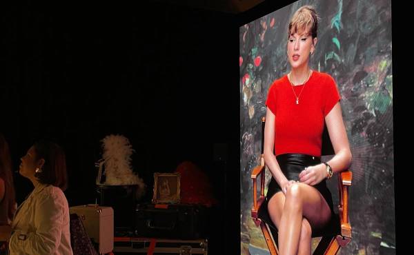 Fotografía de archivo, tomada en septiembre de 2026, de un retrato de la cantante estadounidense Taylor Swift (d) en una galería de Manhattan (Nueva York, EE.UU.). EFE/Alicia Sánchez