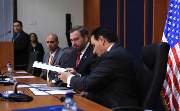 <i>Fotografía cedida por el Gobierno de Guatemala que muestra al ministro de gobernación de Guatemala, Antonio Villeda (d), junto al embajador de Estados Unidos en Guatemala, Tobbin Bradley (c), durante la firma del acuerdo de intercambio de información, que busca reforzar el control y la seguridad del sistema penitenciario y combatir a grupos catalogados como terroristas. EFE/ Gobierno de Guatemala </i>