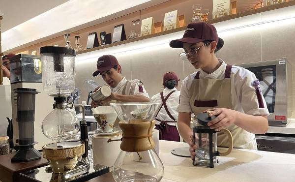 <i>Baristas de la marca colombiana Juan Valdez preparan café en Bogotá (Colombia). EFE/ Jaime Ortega</i>