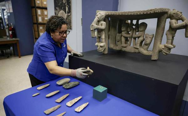 Fotografía que muestra diferentes hachas precolombinas, en el Museo Nacional, en San José (Costa Rica). EFE/Jeffrey Arguedas