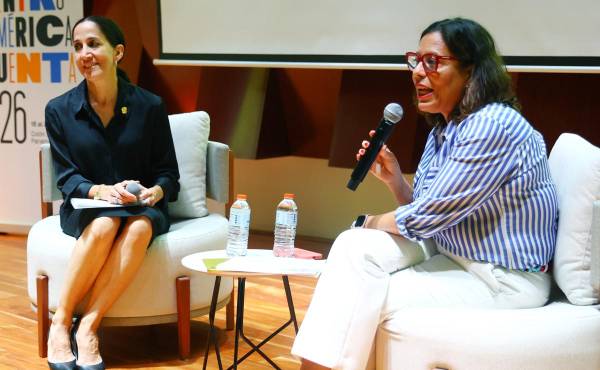<i>La directora de Centroamérica Cuenta, Claudia Neira (d), habla junto a la ministra de Cultura de Panamá, María Eugenia Herrera, durante el lanzamiento del festival Centroamérica Cuenta 2026. EFE/ Carlos Lemos</i>