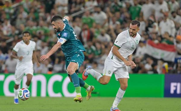 <i>Aymen Hussein (i) de Irak disputa el balón con Luis Haquim de Bolivia este martes, en un partido de repechaje para la Copa Mundial 2026 entre Irak y Bolivia en el estadio BBVA en Guadalupe (México). EFE/Miguel Sierra</i>