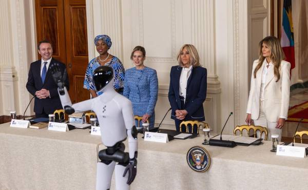 La primera dama de Estados Unidos llegó este miércoles a la cumbre “Fostering the Future Together” sobre educación en inteligencia artificial, acompañada por el robot humanoide Figure 03, de fabricación estadounidense. FOTO EFE