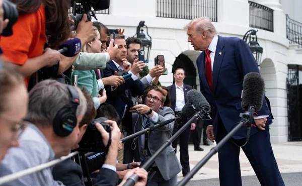 El presidente de EE. UU., Donald J. Trump, hace declaraciones a los medios al salir de la Casa Blanca, en una fotografía de archivo. EFE/EPA/Aaron Schwartz / POOL