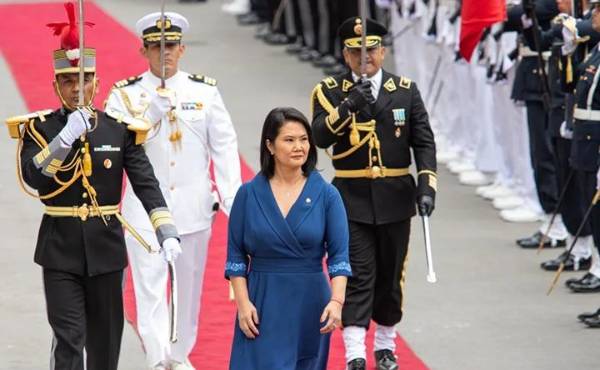 Fujimori juró el cargo de presidenta con el compromiso de preservar la soberanía nacional, la libertad y la democracia. (Foto: EFE)
